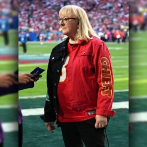 super-bowl-donna-kelce-jacket