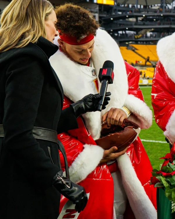 Patrick-Mahomes-Santa-Claus-Red-Coat-600x750