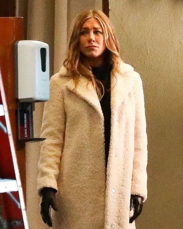 jennifer-aniston-long-white-fur-coat-600x750