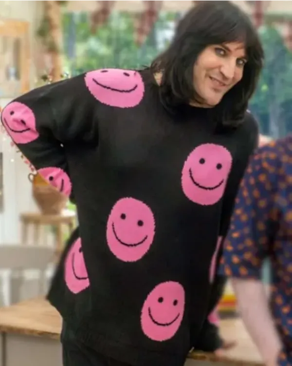 noel-fielding-bake-off-pink-smiley-face-sweatshirt-600x750