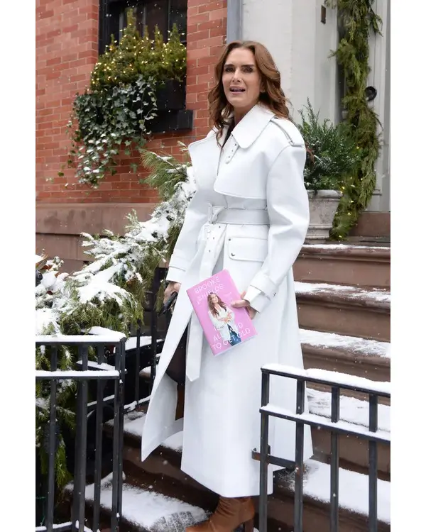 nyc-brooke-shields-white-trench-coat