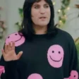 the-great-british-bake-off-noel-fielding-pink-smiley-face-sweatshirt-600x750