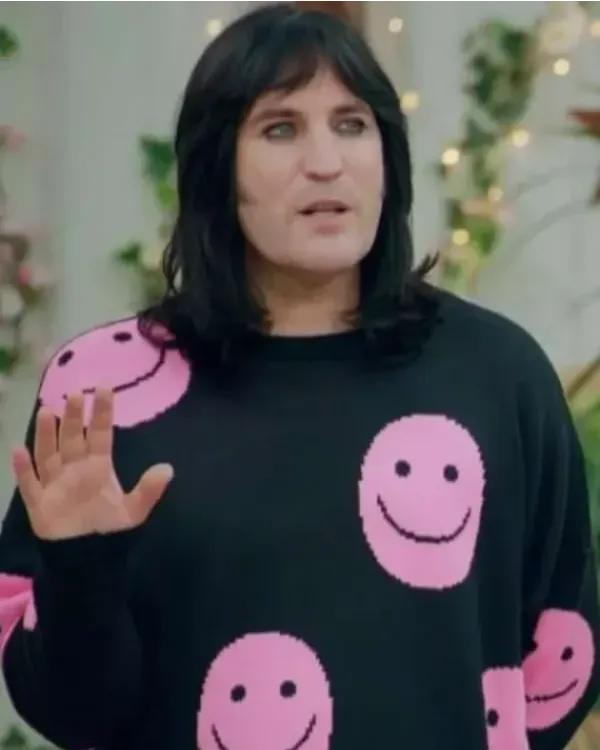 the-great-british-bake-off-noel-fielding-pink-smiley-face-sweatshirt-600x750