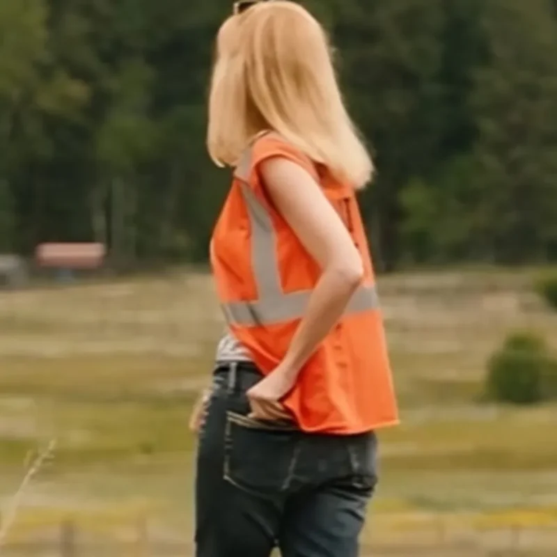 yellowstone-s05-beth-dutton-orange-vest